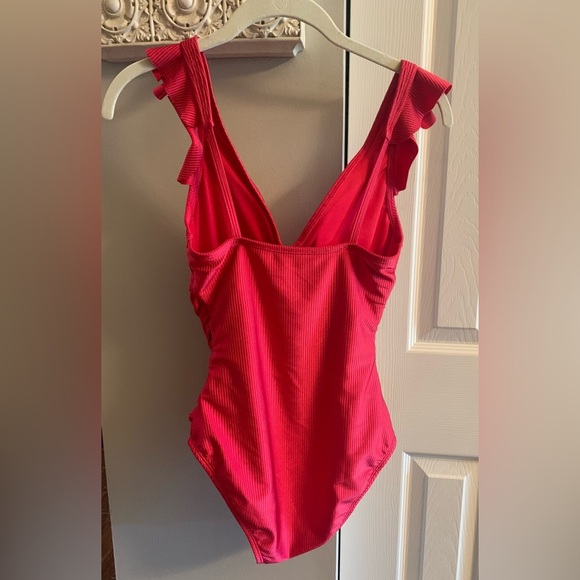ELLEN TRACY NWT Women's Flutter
Sleeve Red One-piece Swimsuit Size 6 - Picture 3 of 3